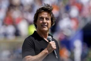 Tom Cruise la figlia Suri rinuncia al cognome