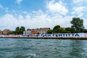 Venezia scontri tra polizia e manifestanti che volevano raggiungere lo yacht di Fertitta Venezia scontri tra polizia e manifestanti che volevano raggiungere lo yacht di Fertitta