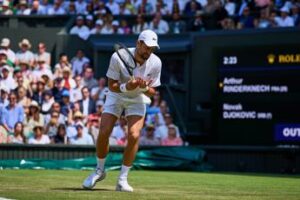Wimbledon Djokovic Rinderknech finisce. con una doppia caduta