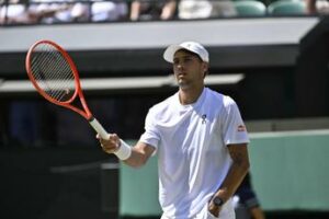 Wimbledon nervosismo Cobolli gesto polemico e lite con il suo angolo Wimbledon nervosismo Cobolli gesto polemico e lite con il suo angolo