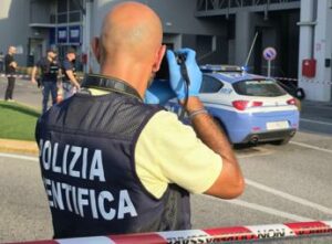 Brescia accoltellata dallex marito davanti al figlio fuori da un centro commerciale