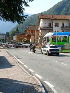 Edolo, auto incastrata al passaggio a livello traffico bloccato