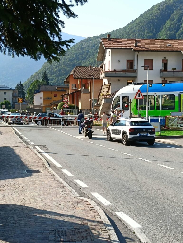 Edolo, auto incastrata al passaggio a livello traffico bloccato