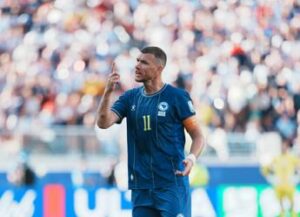 Eterno Dzeko a 40 anni arriva il rinnovo con lo Schalke 04