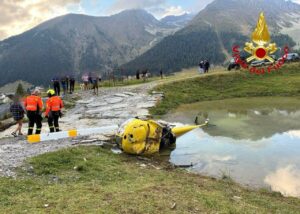 Foppolo, elicottero finisce al suolo durante l’atterraggio due persone ferite