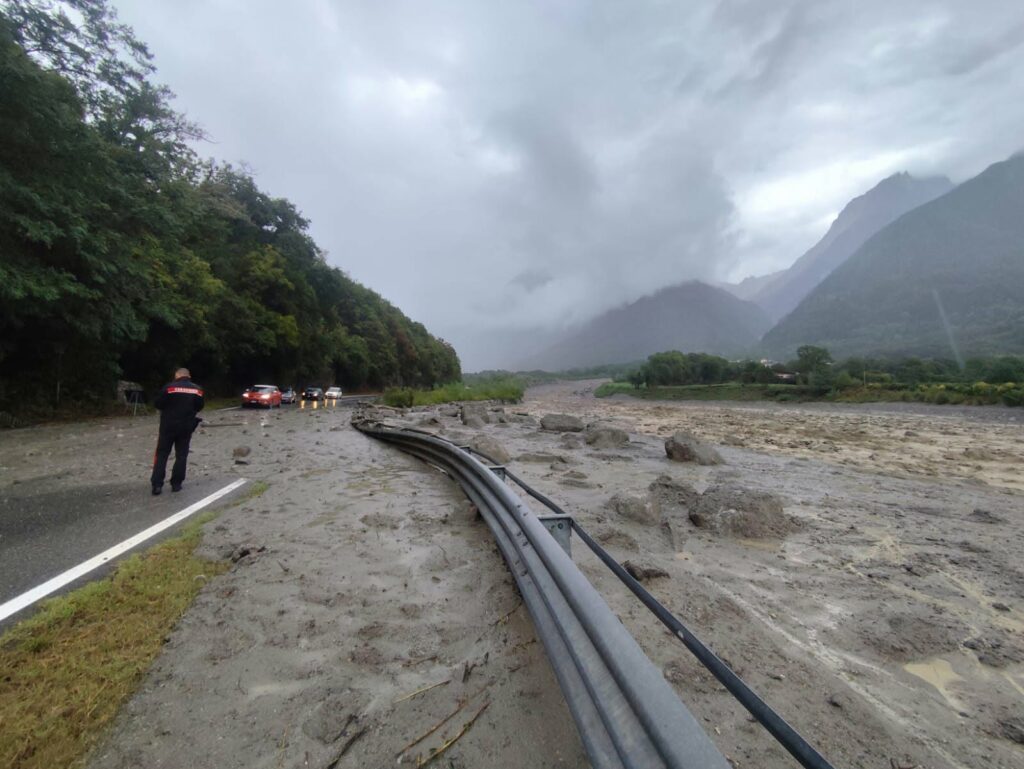 Maltempo in Valle Camonica, strade bloccate tra Malonno e Sonico «Evitate di muovervi»