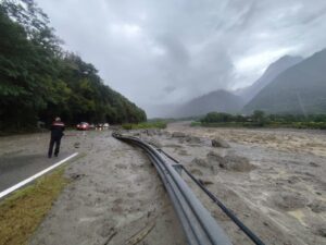 Maltempo in Valle Camonica, strade bloccate tra Malonno e Sonico «Evitate di muovervi»