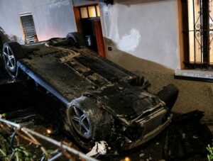 Marcheno, auto con quattro giovani si ribalta sulla SP345 a Brozzo e finisce contro una casa