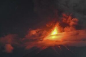 Paura in Guatemala erutta il vulcano Fuego allerta massima Paura in Guatemala erutta il vulcano Fuego allerta massima