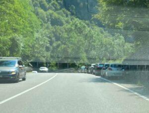 Ponte Nossa, ancora auto parcheggiate al Ponte del Costone Carabinieri sul posto e proteste per la sicurezza