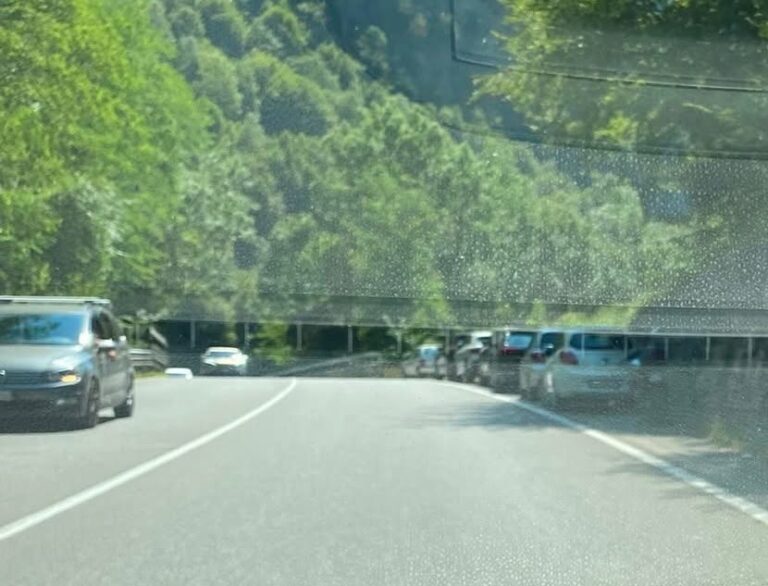 Ponte Nossa ancora auto parcheggiate al Ponte del Costone Carabinieri sul posto e proteste per la sicurezza Ponte Nossa, ancora auto parcheggiate al Ponte del Costone Carabinieri sul posto e proteste per la sicurezza