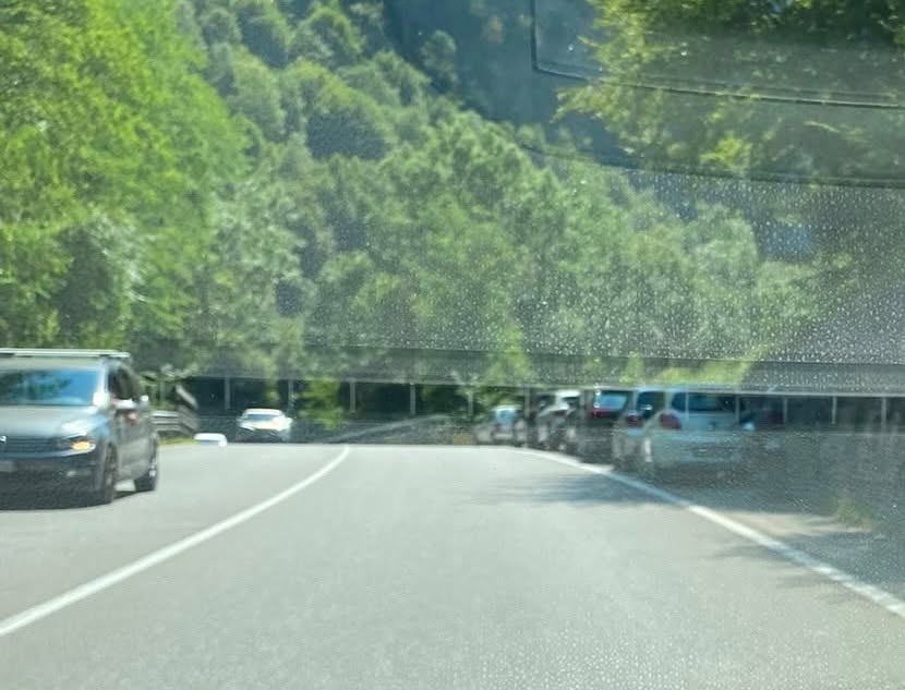 Ponte Nossa, ancora auto parcheggiate al Ponte del Costone Carabinieri sul posto e proteste per la sicurezza