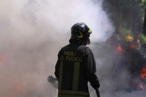 Roma incendio a Tor di Valle chiuso tratto della via del Mare verso Ostia. Deviazioni e lunghe code Roma incendio a Tor di Valle chiuso tratto della via del Mare verso Ostia. Deviazioni e lunghe code