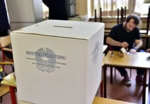 Sondaggio politico Fratelli dItalia stabile e Pd cala. Vannacci sale ancora