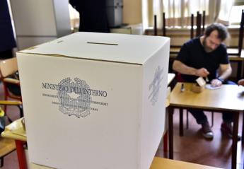 Sondaggio politico Fratelli dItalia stabile e Pd cala. Vannacci sale ancora Sondaggio politico Fratelli dItalia stabile e Pd cala. Vannacci sale ancora