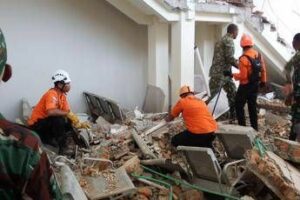 Terremoto in Indonesia sisma di magnitudo 77 a largo isola di Flores almeno 20 morti