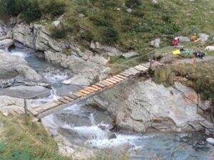 Valbondione, ripristinato il ponte sul torrente Aser di nuovo raggiungibile il rifugio Brunone