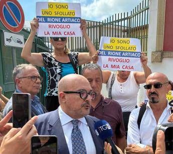 Campi Flegrei flash mob opposizione di centrodestra in consiglio regionale sotto Comune Pozzuoli Campi Flegrei flash mob opposizione di centrodestra in consiglio regionale sotto Comune Pozzuoli
