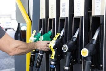Caro carburanti scatta il tetto ai prezzi Eni e IP abbassano benzina e diesel Caro carburanti scatta il tetto ai prezzi Eni e IP abbassano benzina e diesel