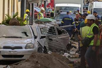 Grecia crolla palazzina ad Atene 6 dispersi tra cui 4 turisti Grecia crolla palazzina ad Atene 6 dispersi tra cui 4 turisti