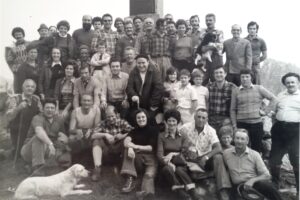 Mons. Recanati con i volontari alla Croce di Corno 1975 Mons. Recanati con i volontari alla Croce di Corno 1975