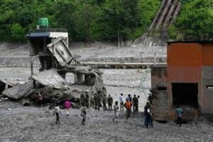Nepal cittadino cinese estratto vivo da un tunnel a 10 giorni dallalluvione
