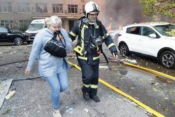 Ucraina attacco nella notte a Kiev danni e incendi. Zelensky 8000 truppe nordcoreane in Russia Ucraina attacco nella notte a Kiev danni e incendi. Zelensky 8000 truppe nordcoreane in Russia