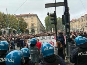 Vannacci a Torino la protesta contro il generale e il seminario della polizia
