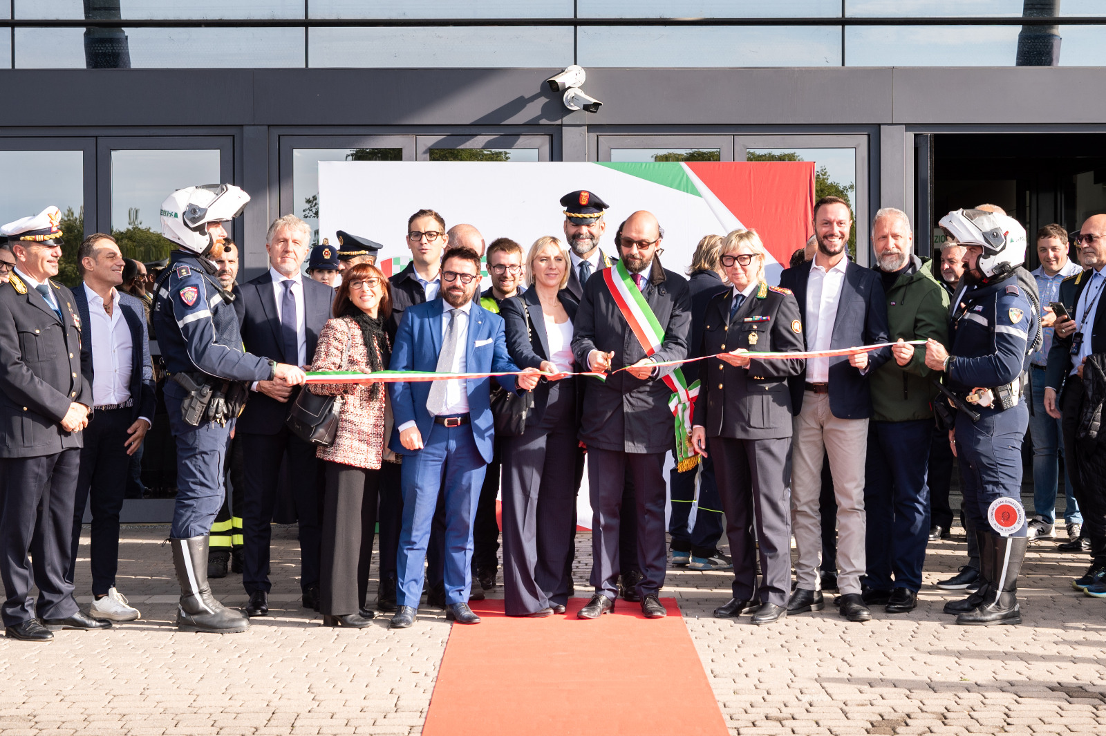 01. Taglio del nastro Inaugurazione Forum Polizia Locale 2 01. Taglio del nastro Inaugurazione Forum Polizia Locale 2