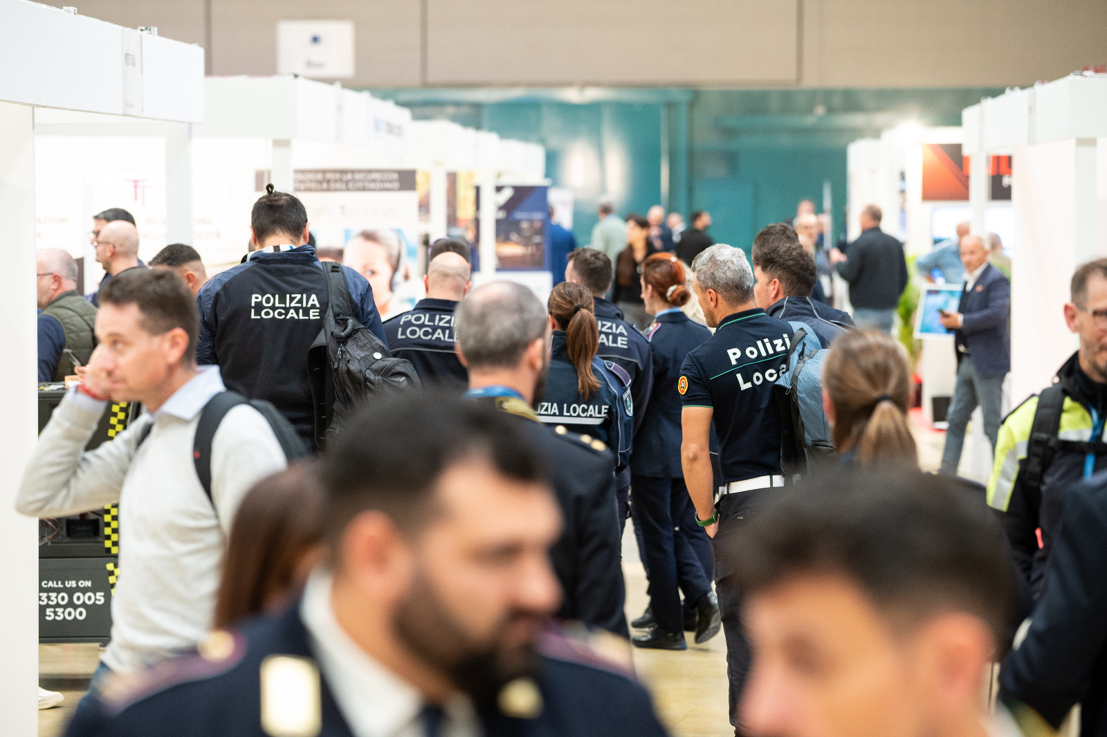 03. Gente tra gli stand FPL 25 2 03. Gente tra gli stand FPL 25 2