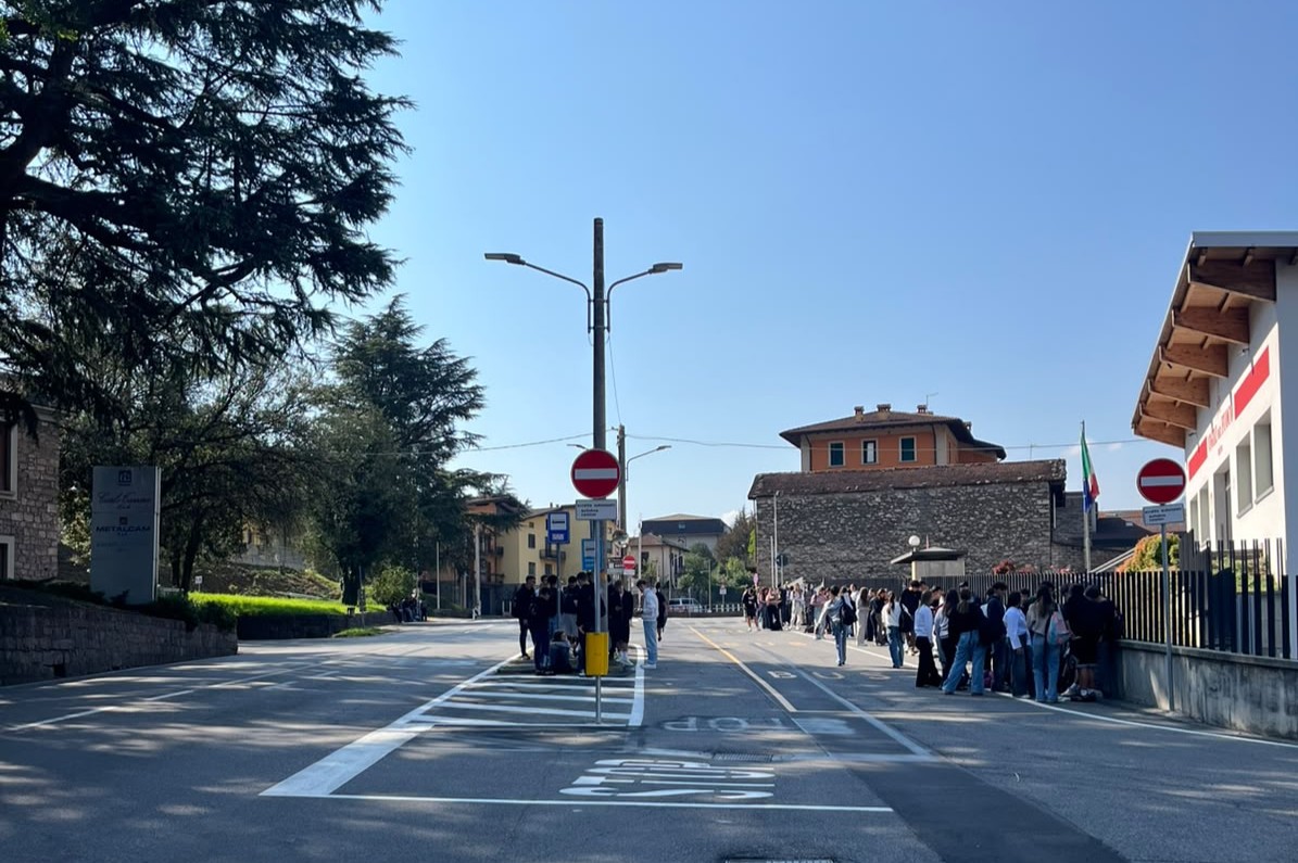 Breno fermata pullman con studenti 2 Breno fermata pullman con studenti 2