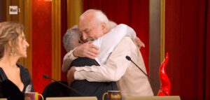 Eugenio Finardi si commuove a Ballando labbraccio con Mariotto Per me ha vinto Eugenio Finardi si commuove a Ballando labbraccio con Mariotto Per me ha vinto