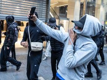 Guerriglia a Milano chi sono i ragazzi della generazione Selfie TikTok rabbia e voglia di apparire Guerriglia a Milano chi sono i ragazzi della generazione Selfie TikTok rabbia e voglia di apparire