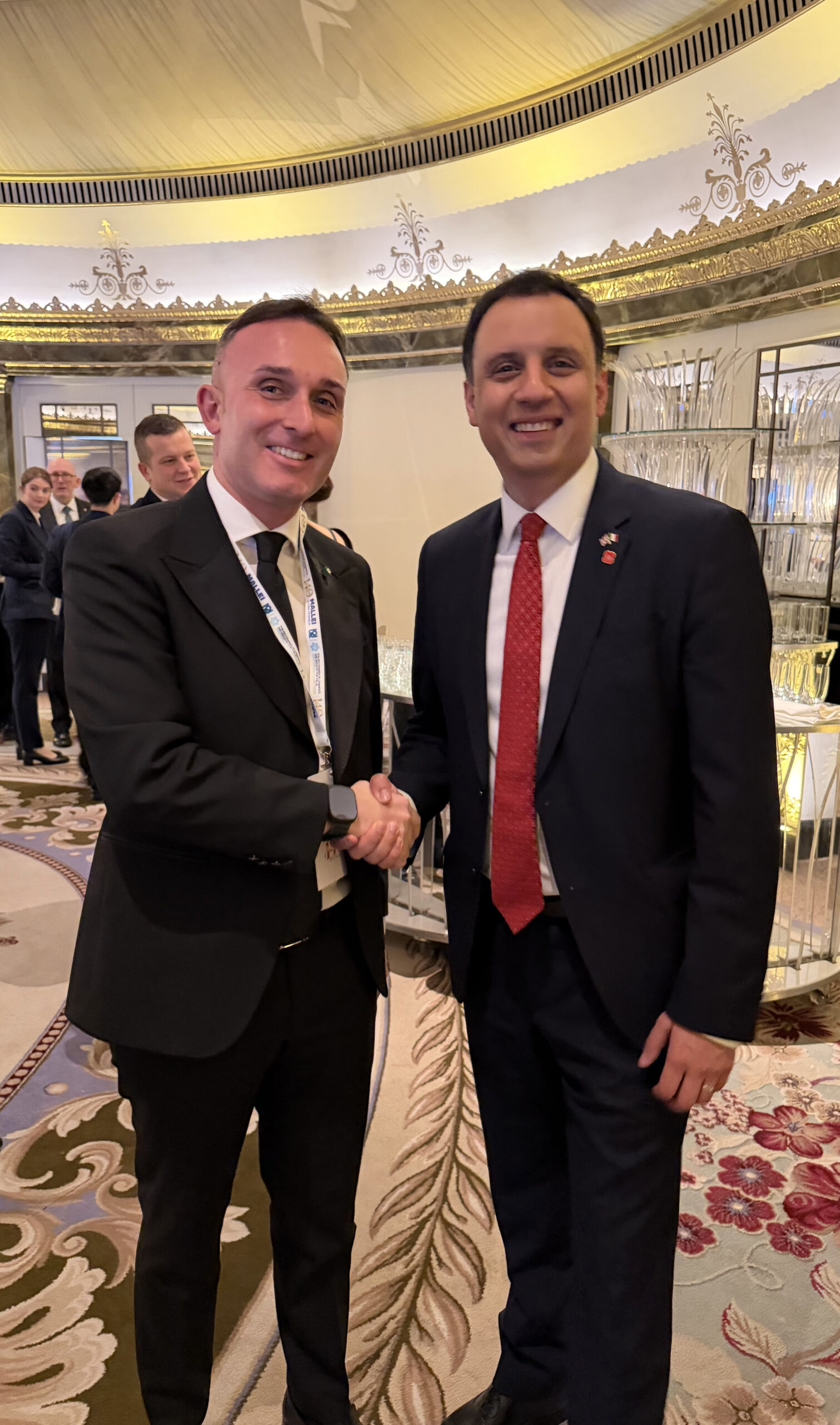 La stretta di mano con il Ministro britannico 4 scaled